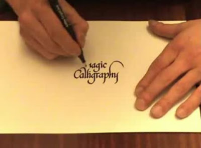 逆さに文字を書く「The Magic Calligraphy」