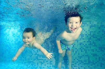 Nirvanaのジャケを創造させる子供が水中にいる写真